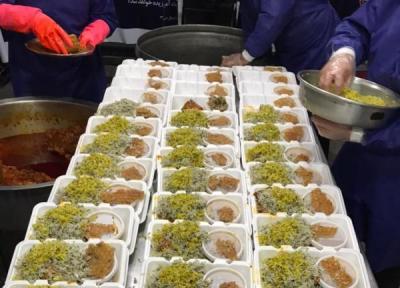 گزارش تصویری توزیع غذا میان همراهان بیمار به همت خادمیاران رضوی