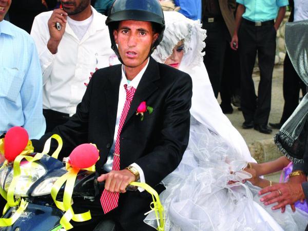 تصاویر ، عروس موتور سوار ، کم هزینه ترین و مشهورترین مراسم ازدواج کشور